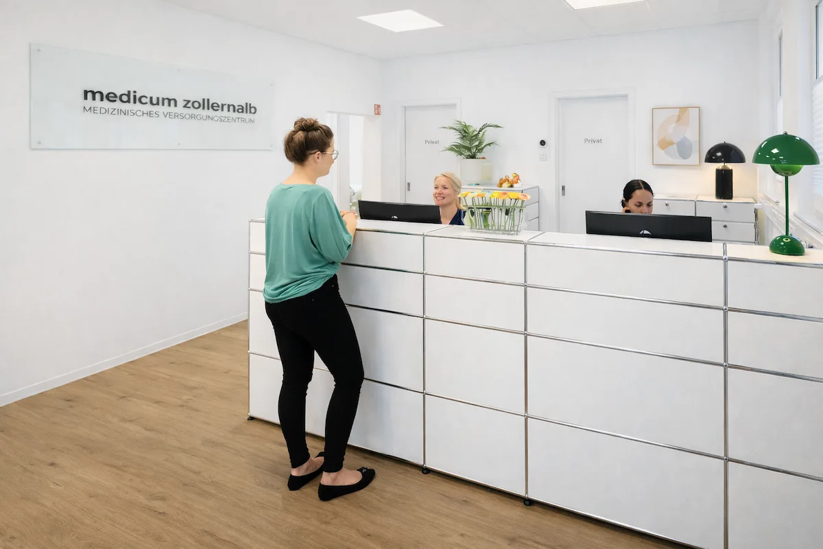 Freundliche Medizinische Fachangestellte begrüßt neue Patienten im medicum zollernalb